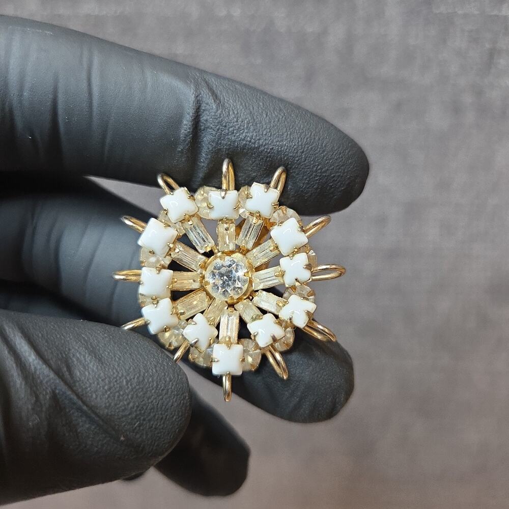 Signed Hattie Carnegie Vintage White Stone Rhinestone Starburst Fur Clip Brooch